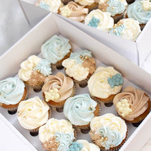 Indlæs billede til gallerivisning Cute cupcakes dekoreret med fløjlsblød topping, sprøjtet i rosetter og kombinerede dekorationer. Blå udgave