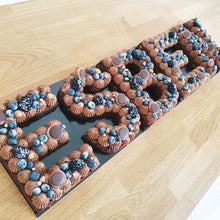 Indlæs billede til gallerivisning Snirkleriet tilbyde tal- og bogstavkager i flere størrelser. Small lettercakes består af browniebunde med topping og bærfyld.