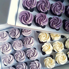 Indlæs billede til gallerivisning Bestil minicupcakes hos Snirkleriet, Aarhus. Rosetter i lilla nuancer
