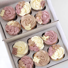 Indlæs billede til gallerivisning Cute cupcakes dekoreret med fløjlsblød topping, sprøjtet i rosetter og kombinerede dekorationer. Lyserød udgave med babypynt af chokolade
