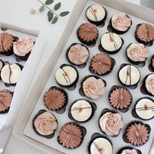 Indlæs billede til gallerivisning Bestil klassiske cupcakes i 3 nuancer og smage fra Snirkleriet. Peach nuancer. 
