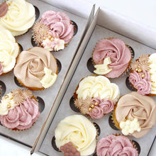 Indlæs billede til gallerivisning Cute cupcakes dekoreret med fløjlsblød topping, sprøjtet i rosetter og kombinerede dekorationer. Lyserød udgave closeup
